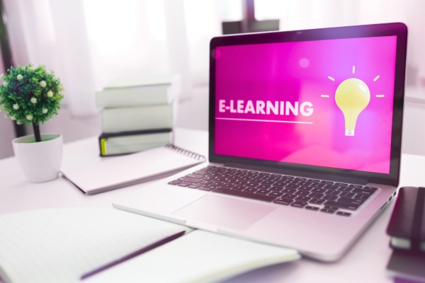 computer screen showing "e-learning" and a lightbulb